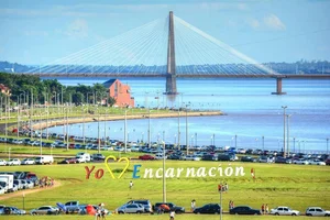 Río Paraná en la ciudad de Encarnación