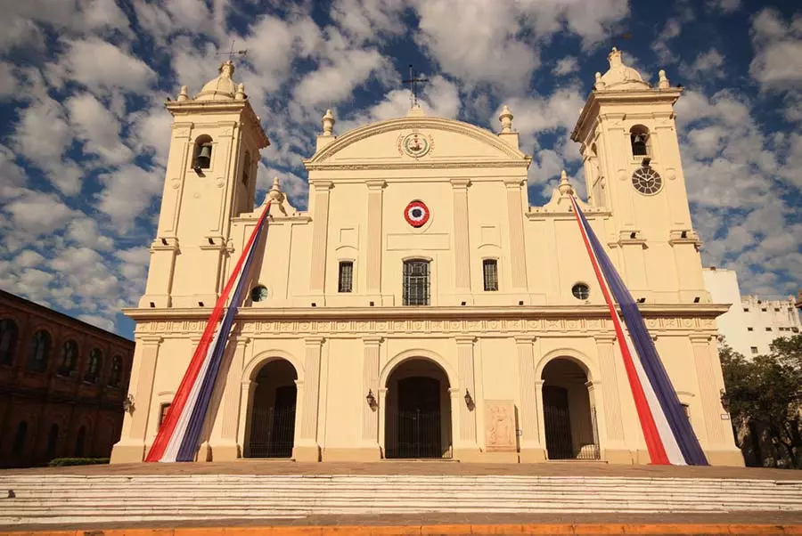 Catedral de Asunción con tirantes que forman la bandera de Paraguay
