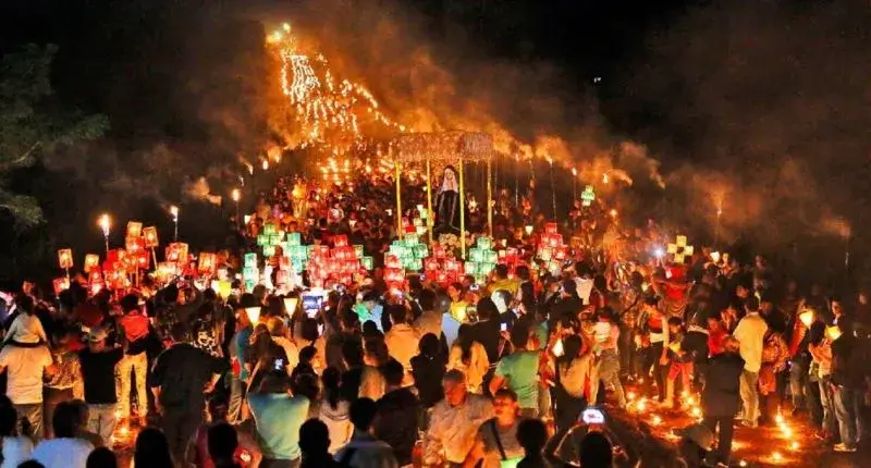 Personas haciendo la procesión con el camino de velas en la Semana Santa de Tañarandy.