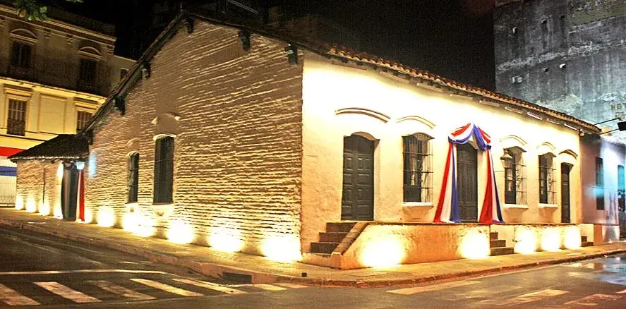 Casa de la Independencia del Paraguay alumbrada y decorada por la noche.