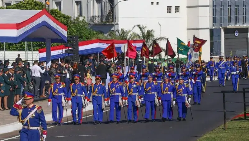 Desfile militar durante el Día de la Independencia del Paraguay