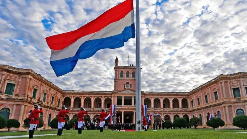 Bandera del Paraguay en el Palacio de los López.
