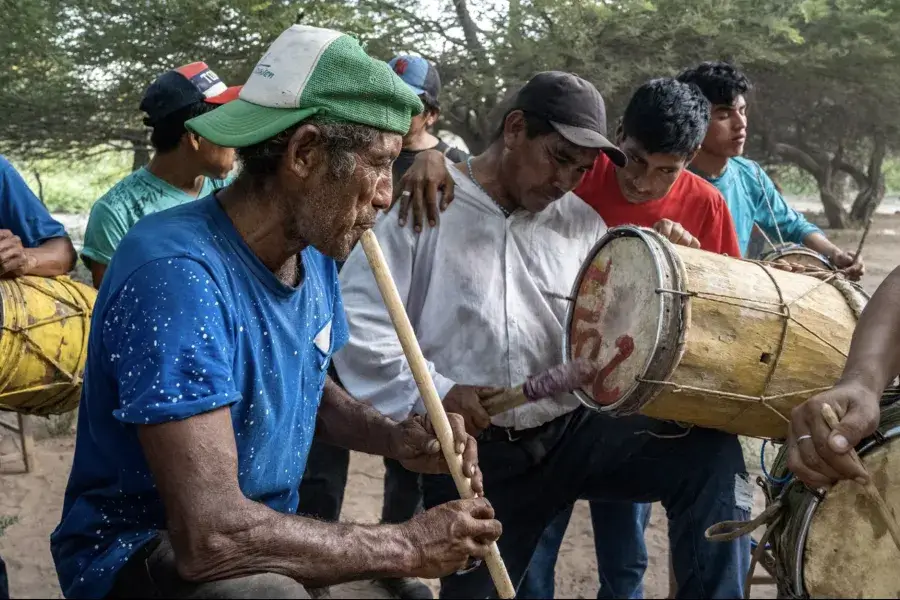 Hombres tocando la flauta y el tambor durante el Arete Guasu.