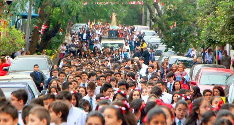 Procesión de estudiantes en las calles de Paraguay
