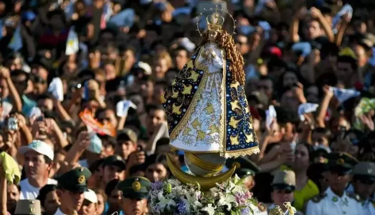 Imagen de la Virgen de Caacupé durante la procesión.