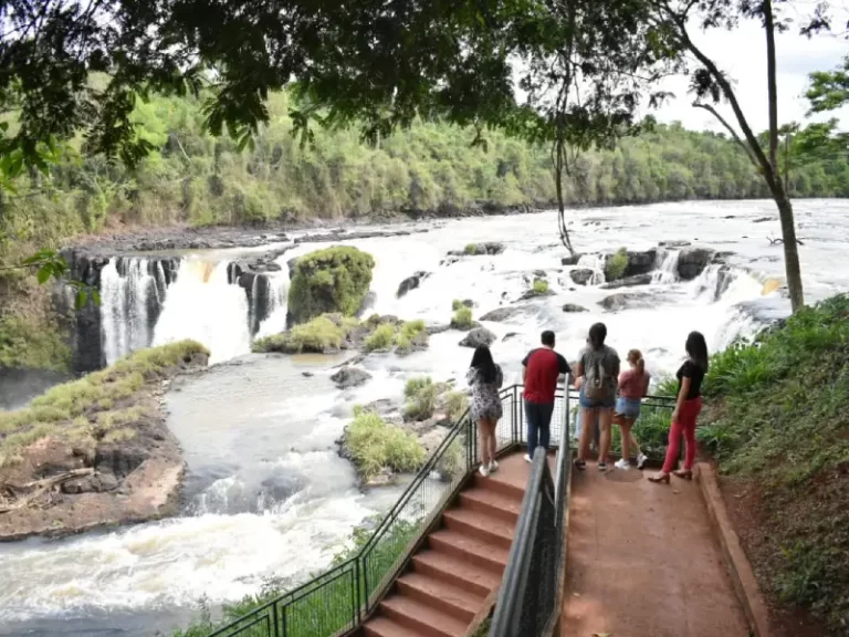 Personas observando las Cataratas del Monday en Paraguay