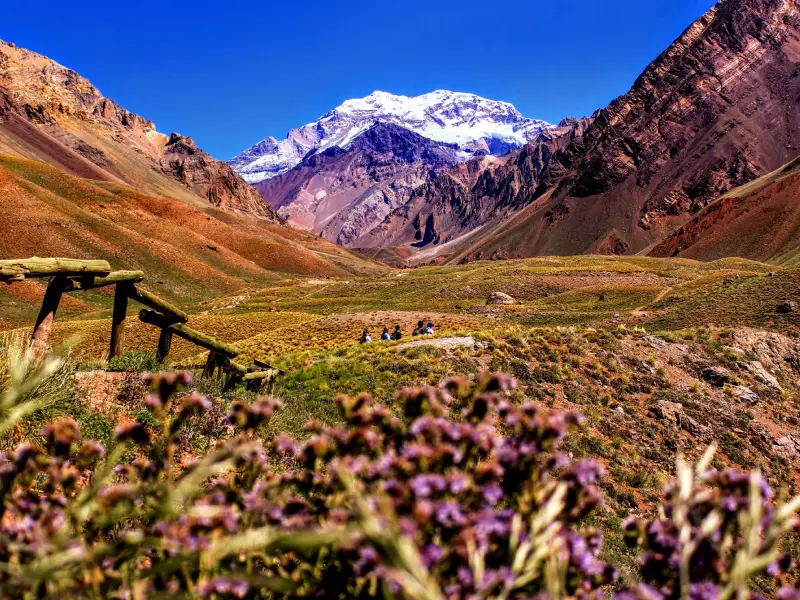 Turistas recorriendo las montañas de Mendoza