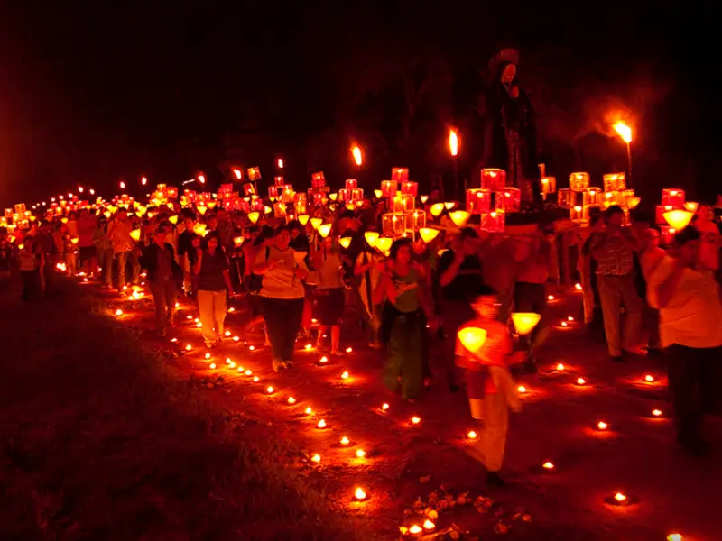 Habitantes de Tañarandy con lámparas haciendo la procesión en Viernes Santo