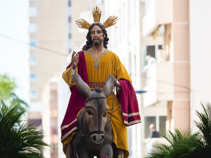 Estatua de Jesús sobre burro en celebración de Semana Santa 2024 